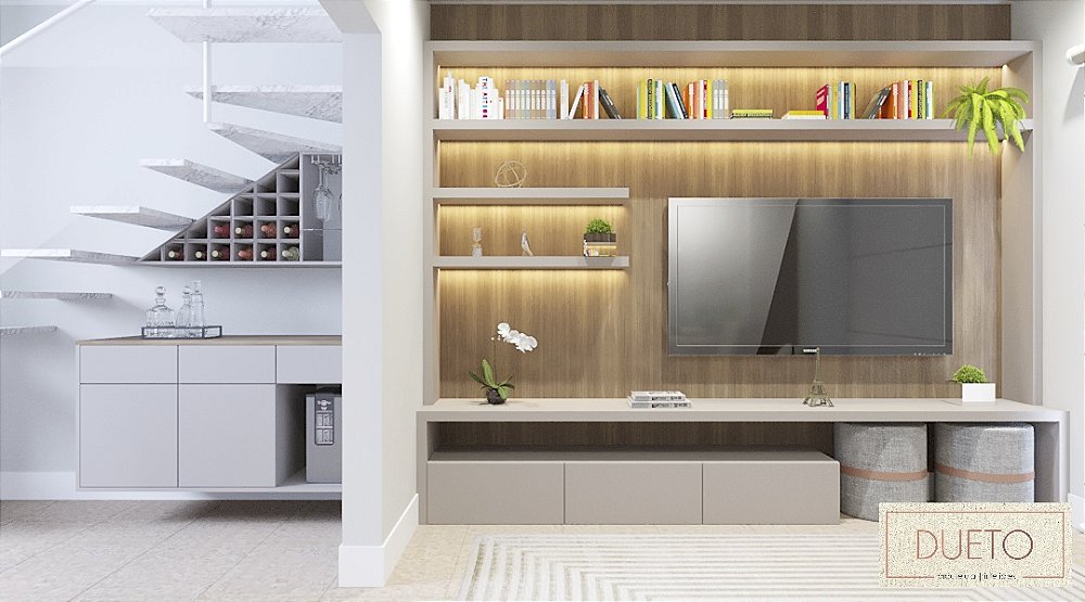 Decoração online - Sala com painel de tv madeira e bar na escada