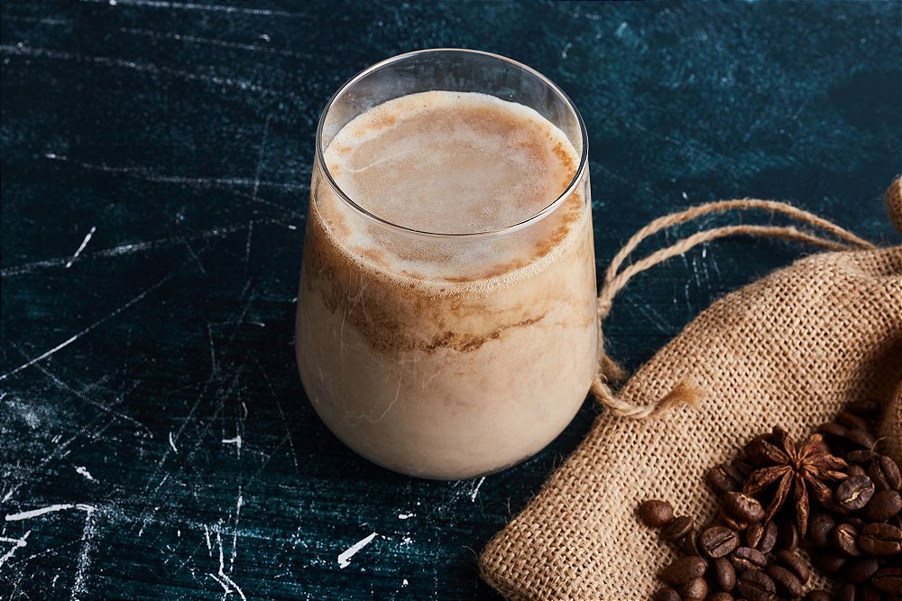 Foto de um copo de Frappé Mocha Proteico feito com Whey Protein sabor Mocaccino