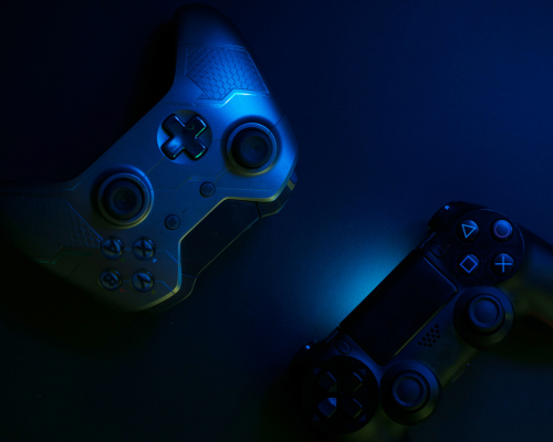 Imagem de um smartphone com um jogador de futebol em campo