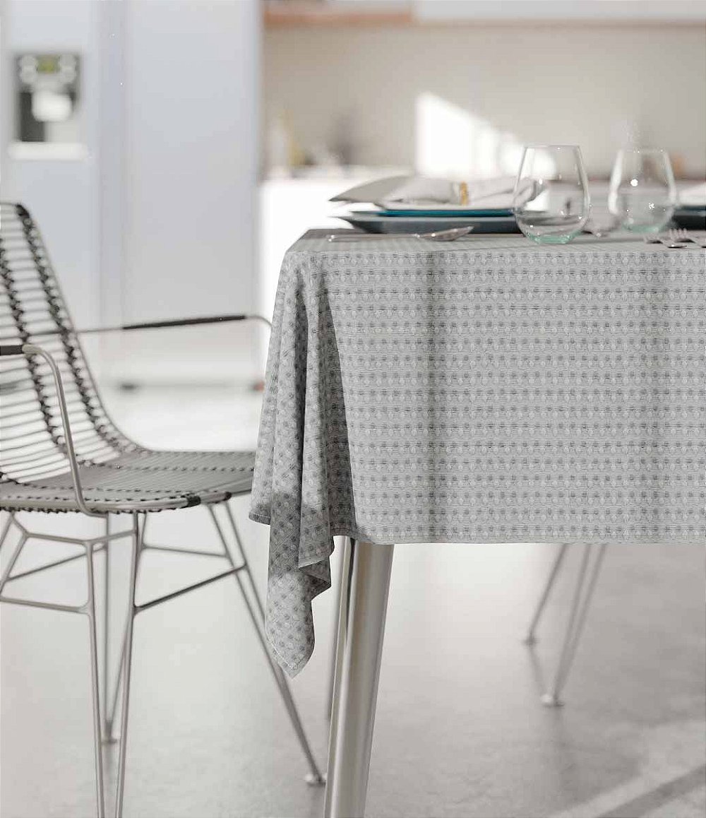 ambiente minimalista com mesa posta usando toalha de mesa cinza 