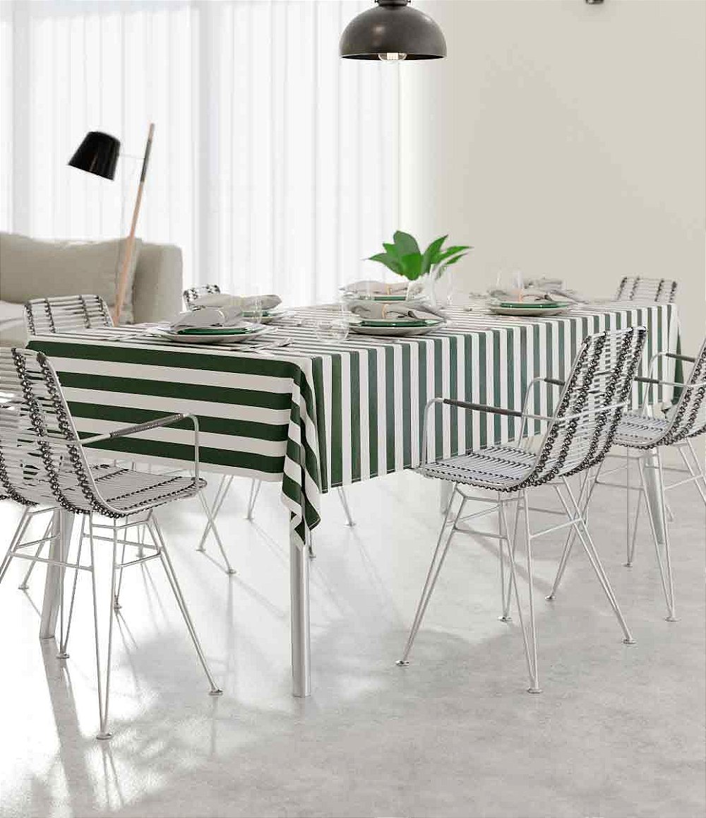 Sala de Estar Cinza com Mesa Retangular Decorada com Toalha de Mesa Listrada Verde Escuro com Branco