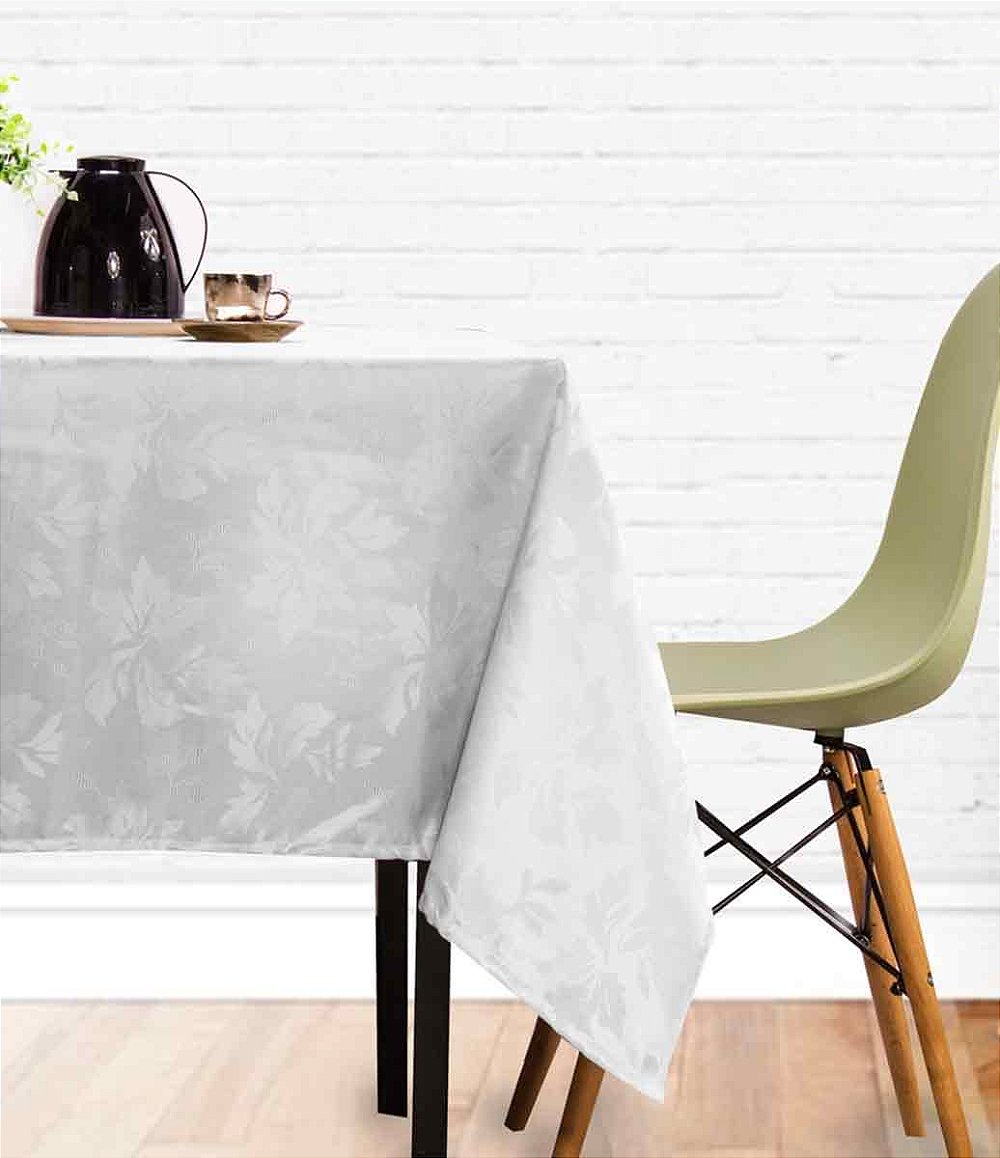 sala de estar branca com toalha de mesa branca com arabescos em tecido jacquard e cadeira verde