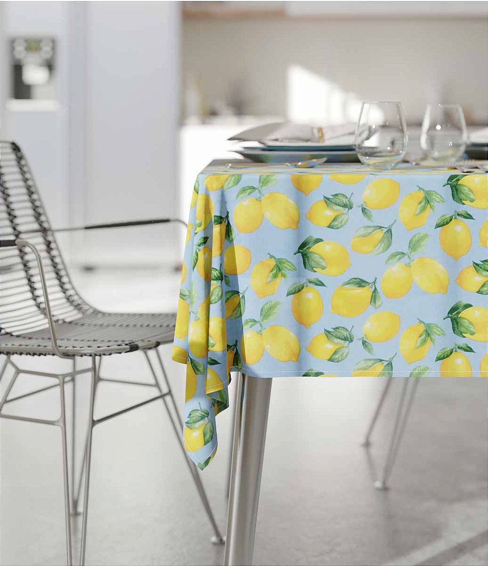 toalha de mesa azul clara com estampa de limões sicilianos com fundo de cozinha cinza 