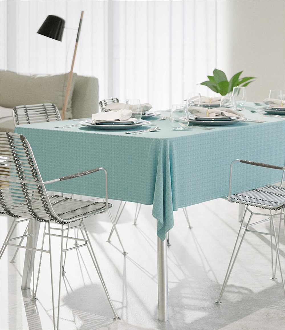 sala neutra cinza com mesa no centro decorada com toalha de mesa azul claro
