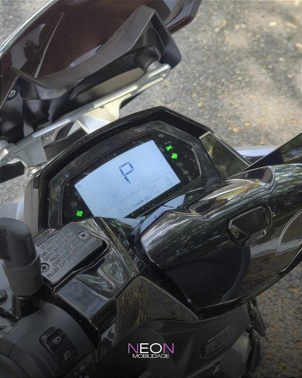 Painel digital da Aima Tiger X6 Pro mostrando velocidade e bateria