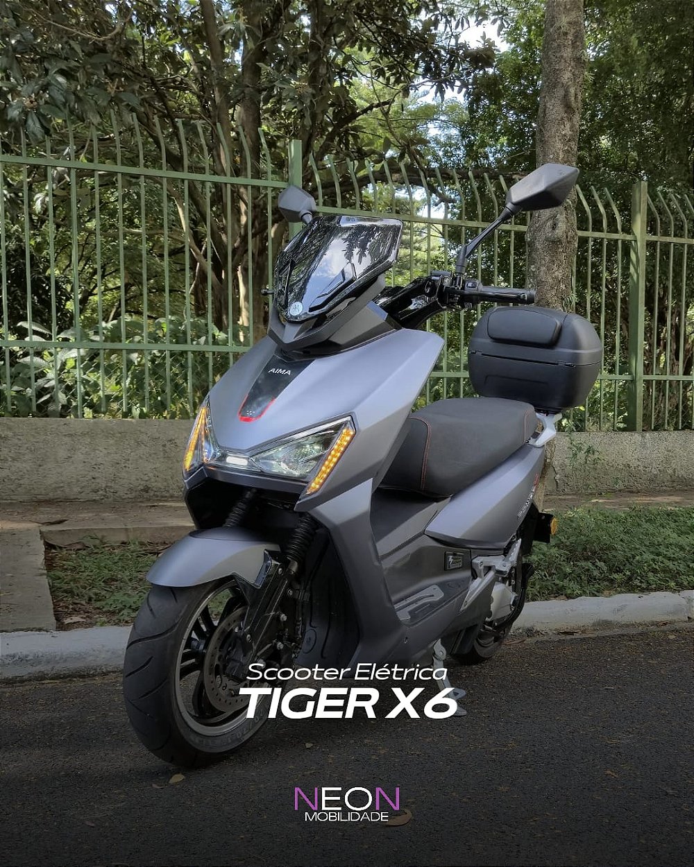 Moto elétrica Aima Tiger X6 Pro em visão lateral, cor preta com detalhes em verde ciano