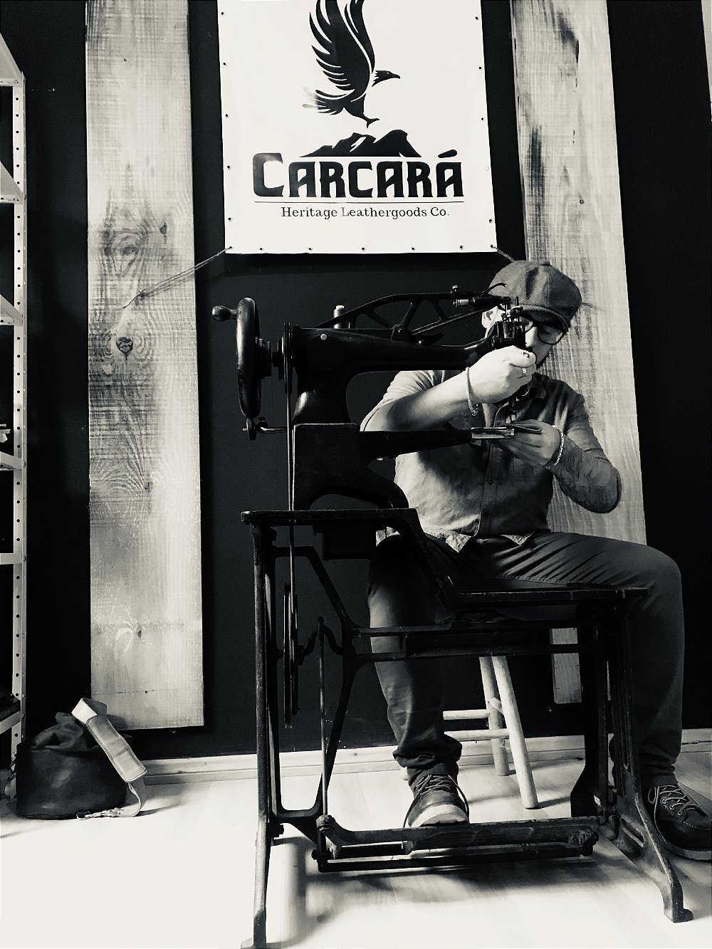 Lucas na máquina de costura — Carcará Heritage Leathergoods
