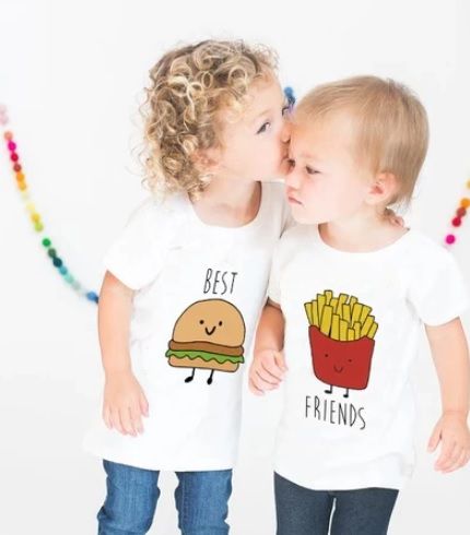 Camiseta Infantil Gêmeos - Best Friends - Bebê em Dobro - A Loja  especializada em bebês gêmeos
