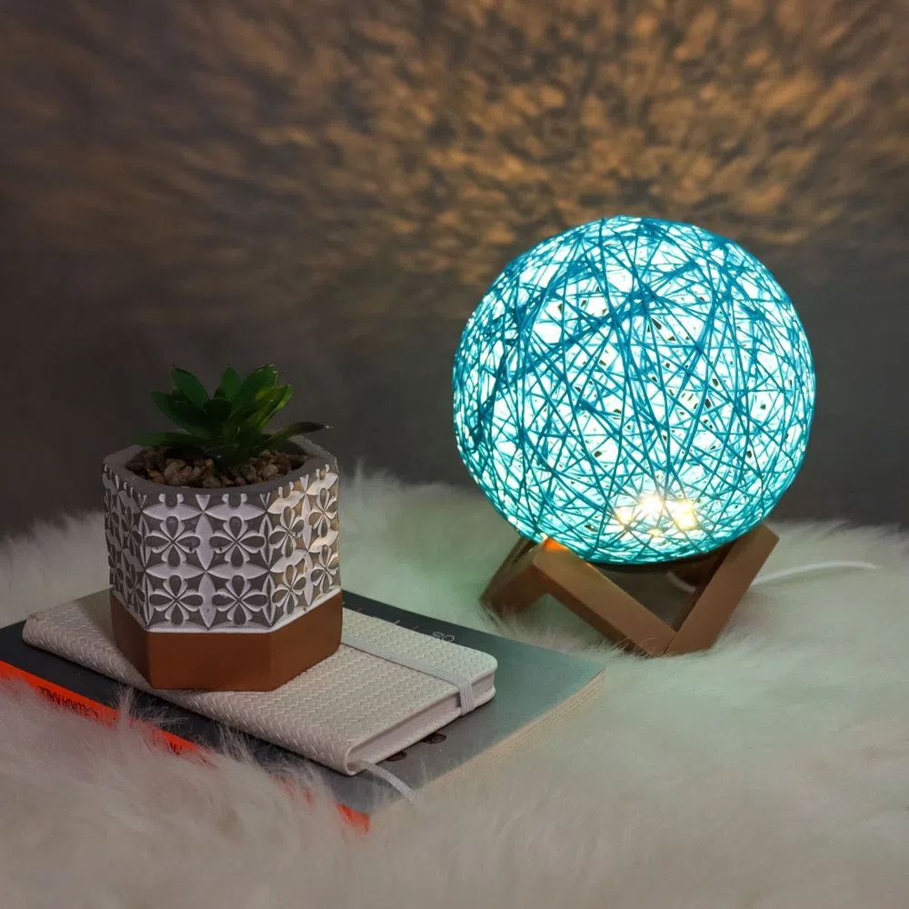 Luminária Bola De Barbante Abajur USB Luz Led Colorido Decoração Casa -  Catálogo GrupoShopMix