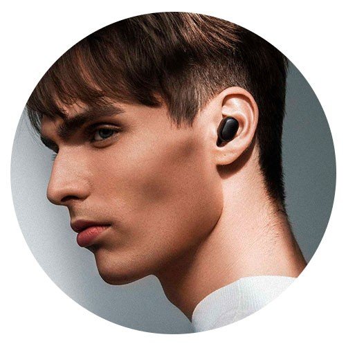 Ergonomicamente confortável (Aproveite todos os momentos) Fazer exercícios físicos fica ainda mais fácil com a sua playlist favorita, e fazer exercícios com fone de ouvido nunca foi tão proveitoso como com os Redmi Airdots. A gente sabe se exercitar com fones de ouvidos que ficam caindo da orelha, ou apertam demais, ou ficam desconfortáveis na sua orelha pode ser um problema. Os fones de ouvidos bluetooth Redmi Airdots oferecem um encaixe perfeito na orelha, assim você consegue se movimentar bastante sem sentir incômodo, ou que o fone fique caindo do seu ouvido. Encontre a motivação em que você procura, com os fones de ouvido bluetooth Xiaomi Redmi Airdots você pode chegar ainda mais longe.