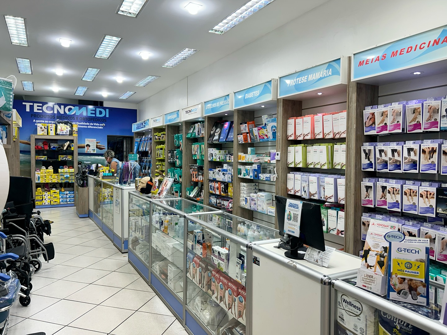 Interior da Tecnomedi Centro do Rio com produtos médicos e ortopédicos