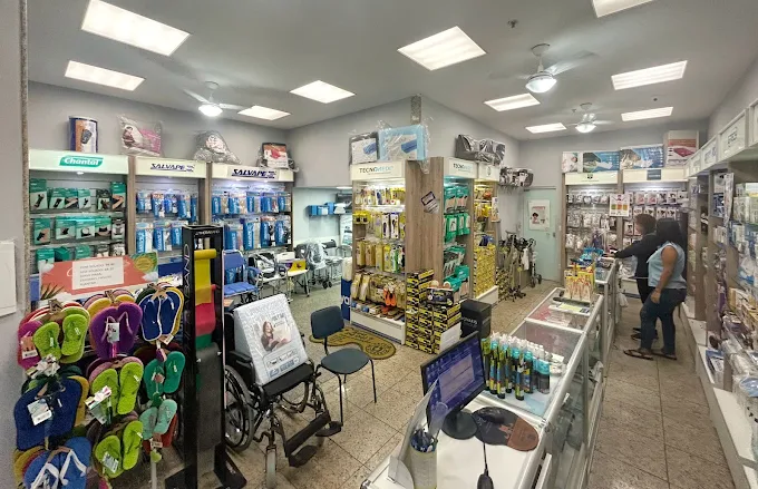 Interior da loja Tecnomedi Madureira com produtos médicos e ortopédicos