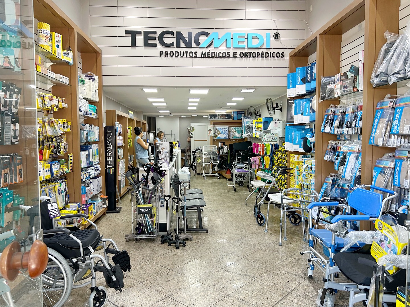 Interior da Tecnomedi Méier com produtos médicos, ortopédicos e hospitalares