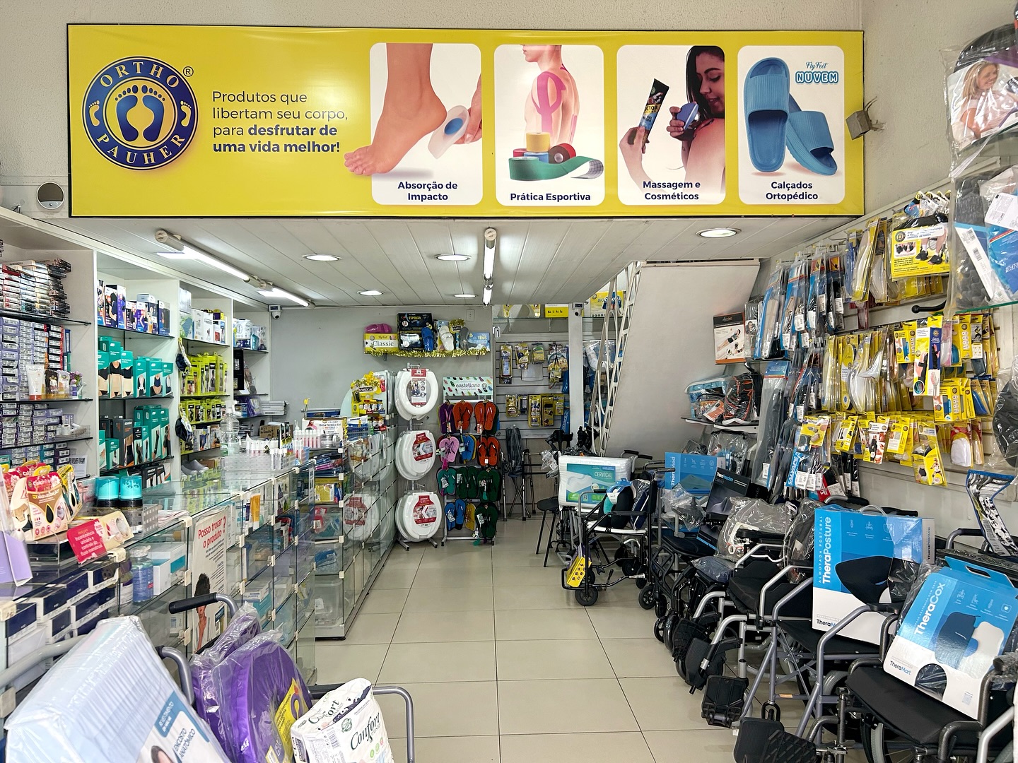 Interior da Tecnomedi Nova Iguaçu com produtos médicos e ortopédicos