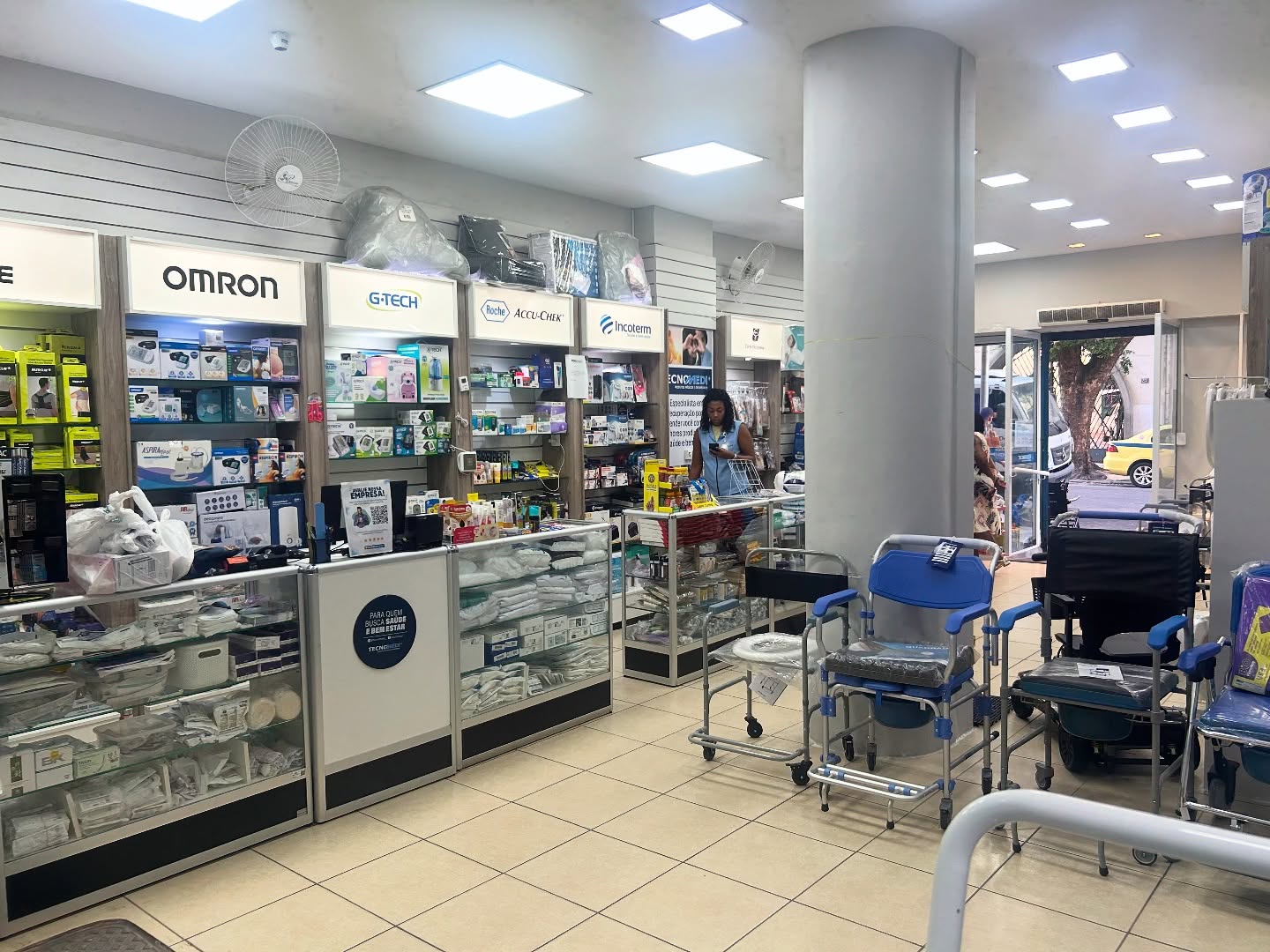 Interior da Tecnomedi Praça da Cruz Vermelha com produtos médicos e ortopédicos