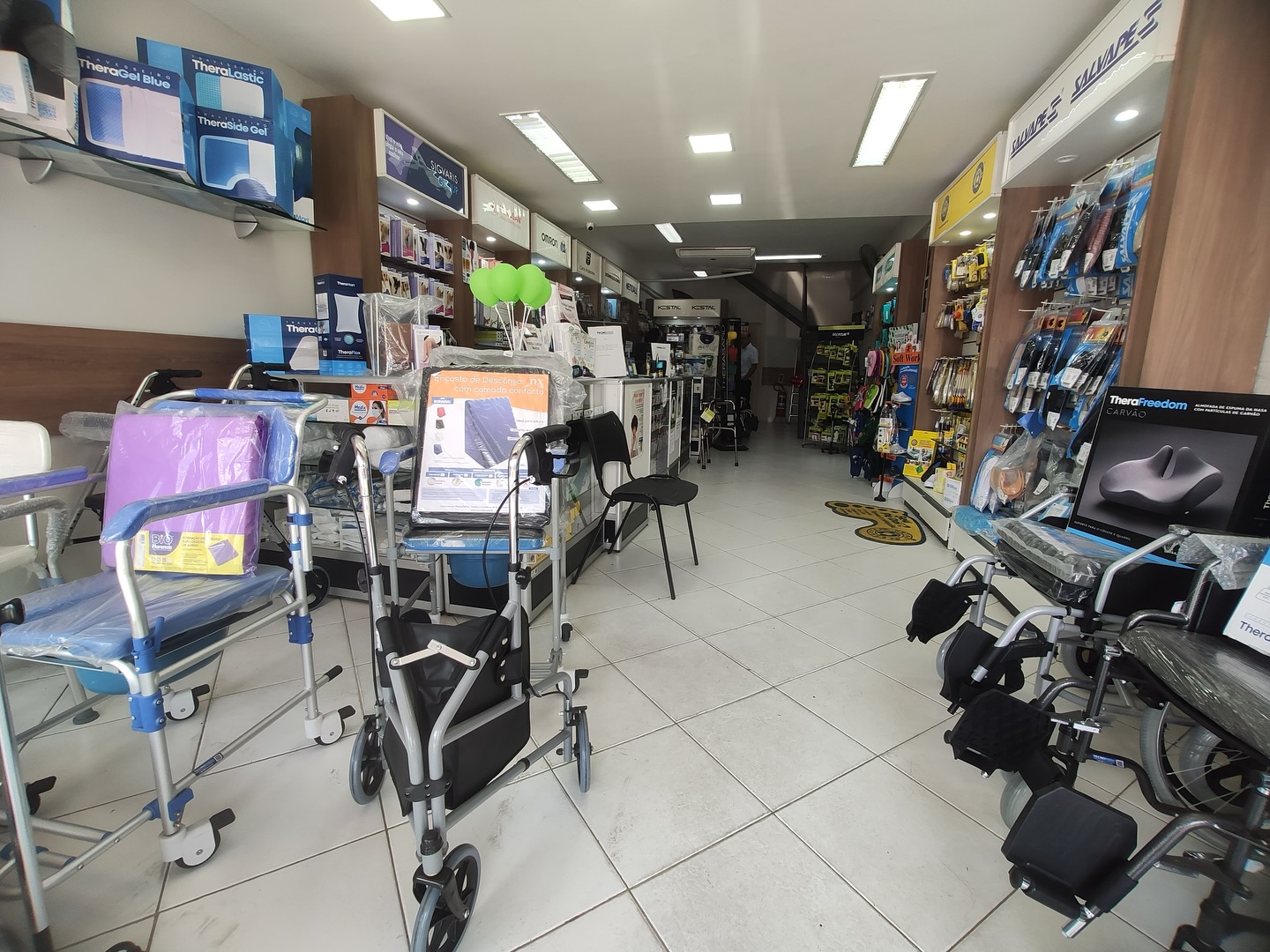 Interior da Tecnomedi Recreio com produtos médicos e ortopédicos