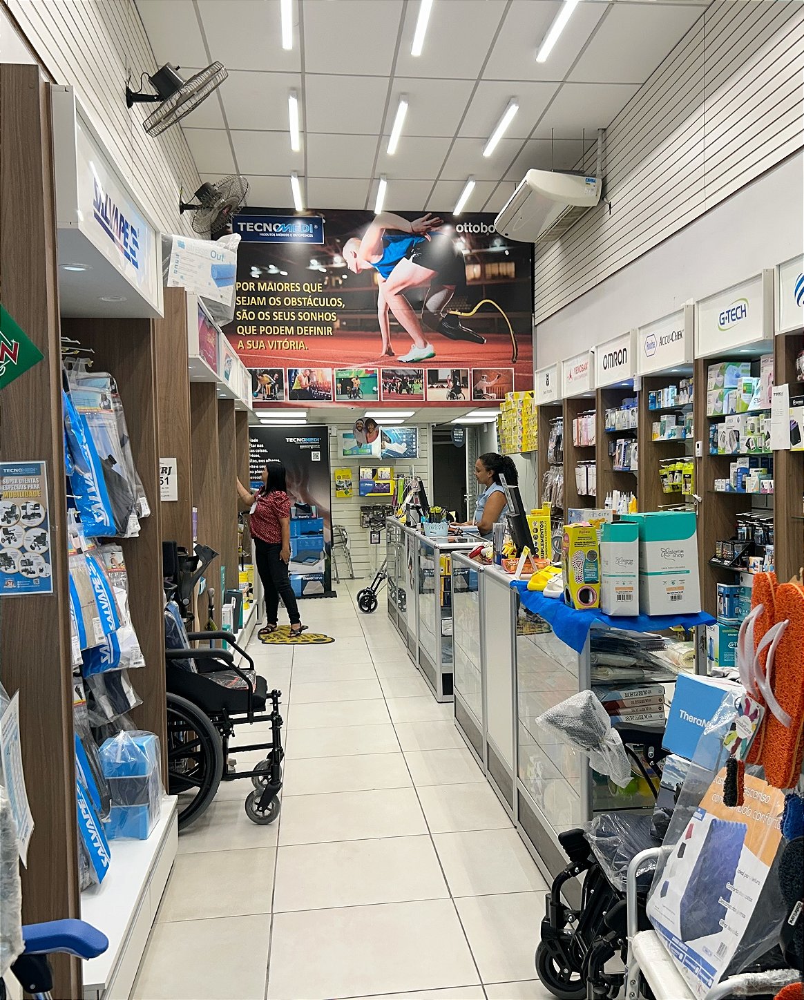 Interior da Tecnomedi Saara com produtos médicos, ortopédicos e hospitalares