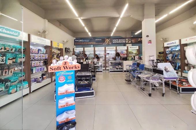Interior da Tecnomedi Santa Cruz com produtos médicos, ortopédicos e hospitalares
