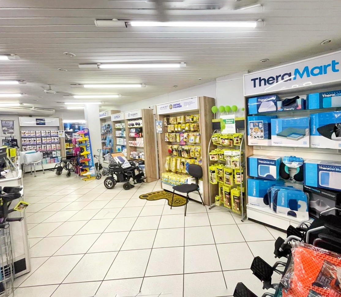 Interior da Tecnomedi Volta Redonda com produtos médicos e ortopédicos