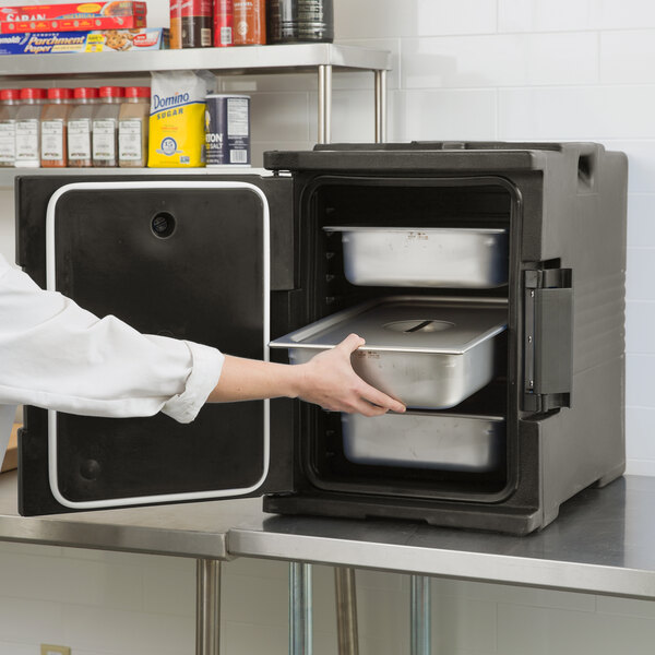 Equipamentos Cambro para transporte térmico de alimentos em hotéis e buffets