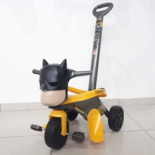 Triciclo Motoca Masculina com Empurrador e Protetoção Batman - Bandeir -  Isas Brinquedos e Bikes