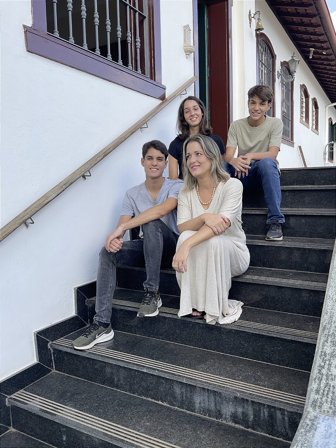 Bárbara e família em escadaria