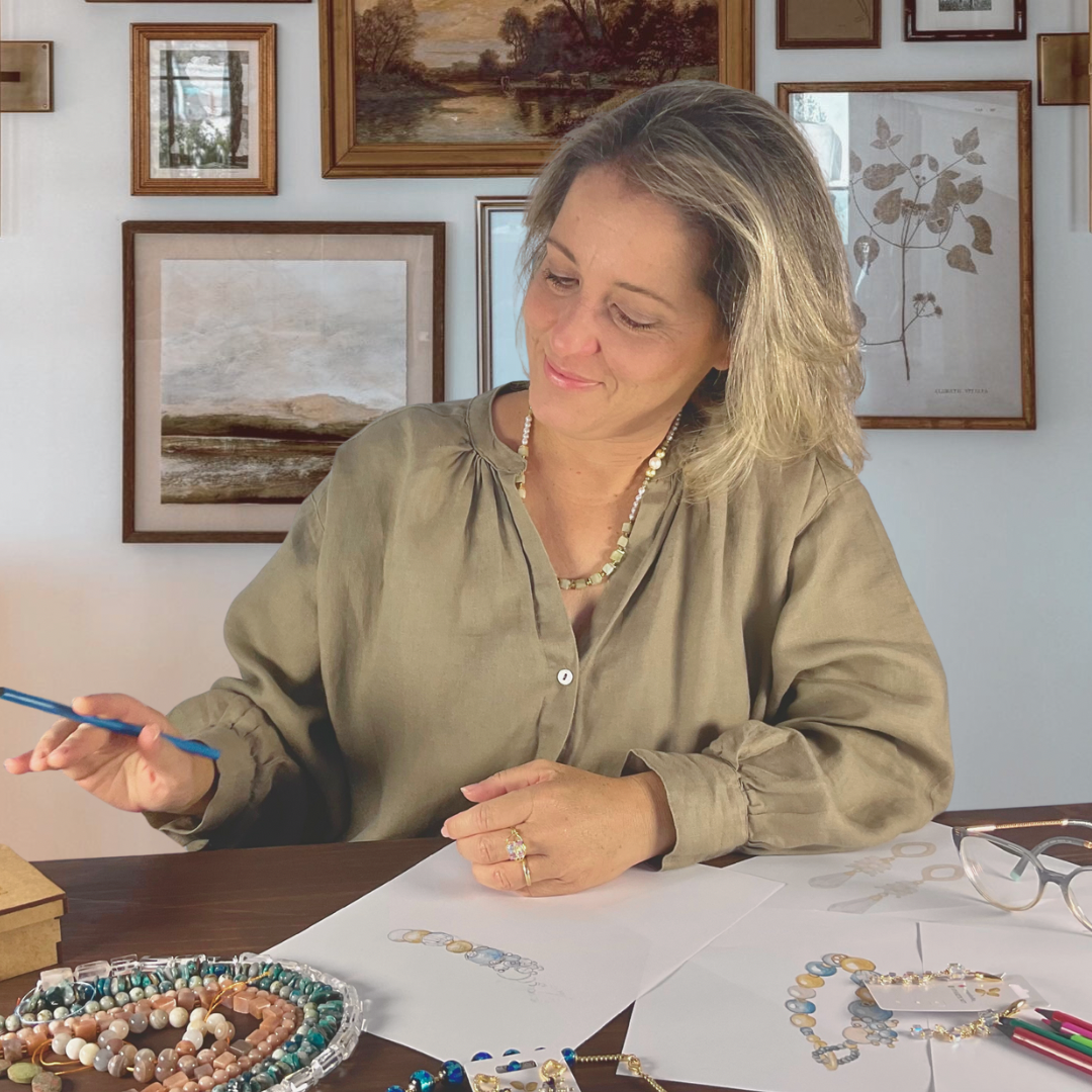 Bárbara no ateliê criando joias