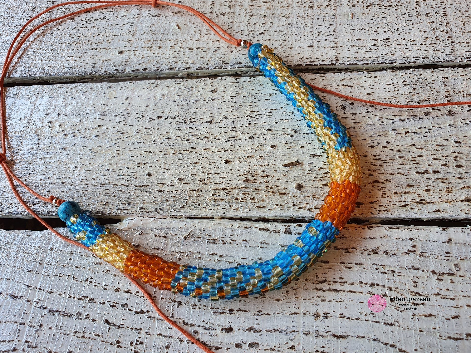 Colar de croche  micangas coloridas