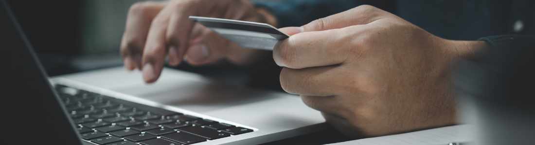 Homem em dúvida sobre compra online