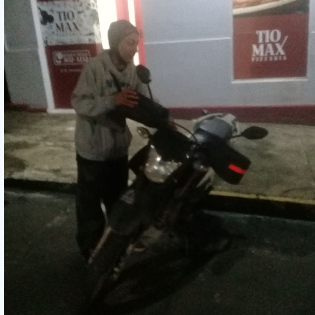 Motoboy usando Luvas Fixas na Moto G7