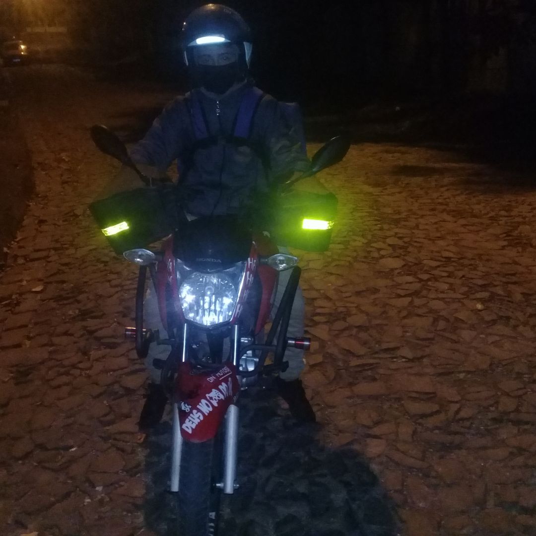 Motoboy usando Luvas Fixas na Moto G7