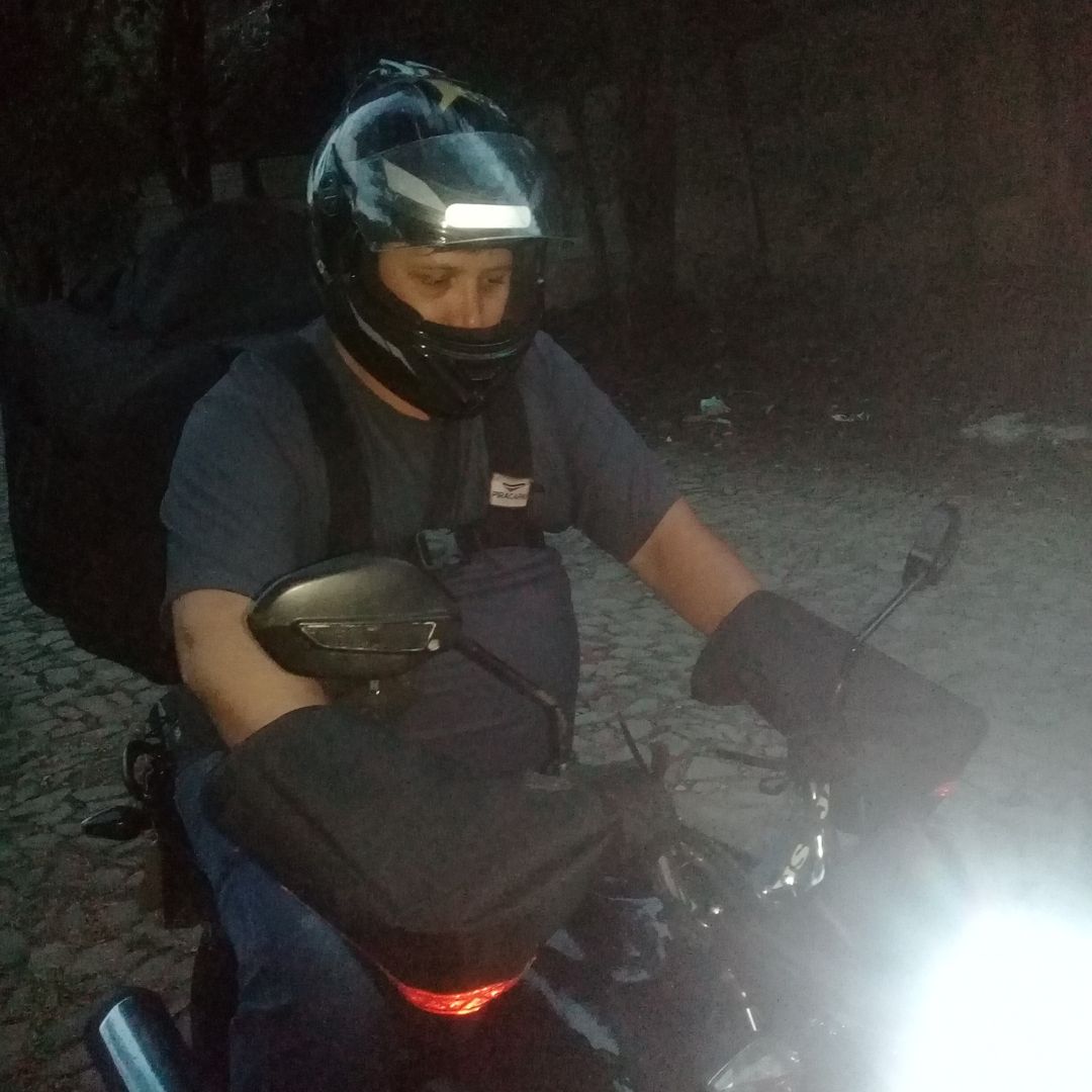 Motoboy usando Luvas Fixas na Moto G7