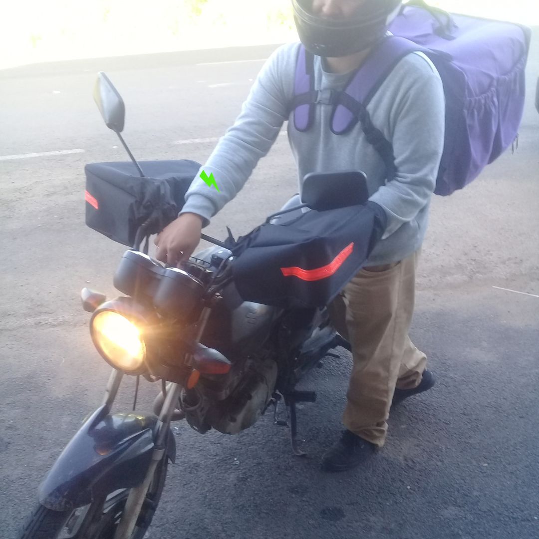 Motoboy usando Luvas Fixas na Moto G7