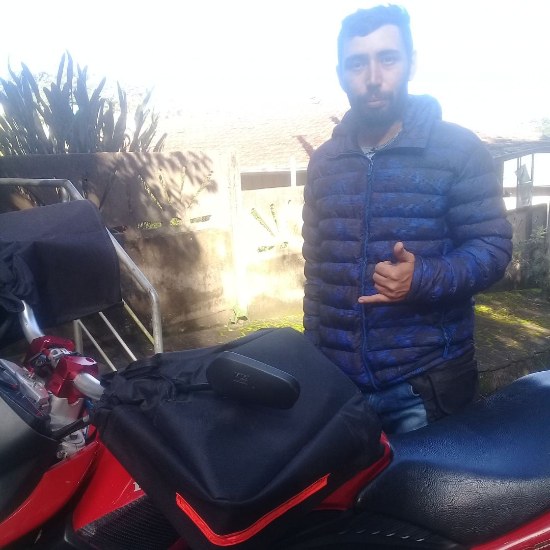 Motoboy usando Luvas Fixas na Moto G7