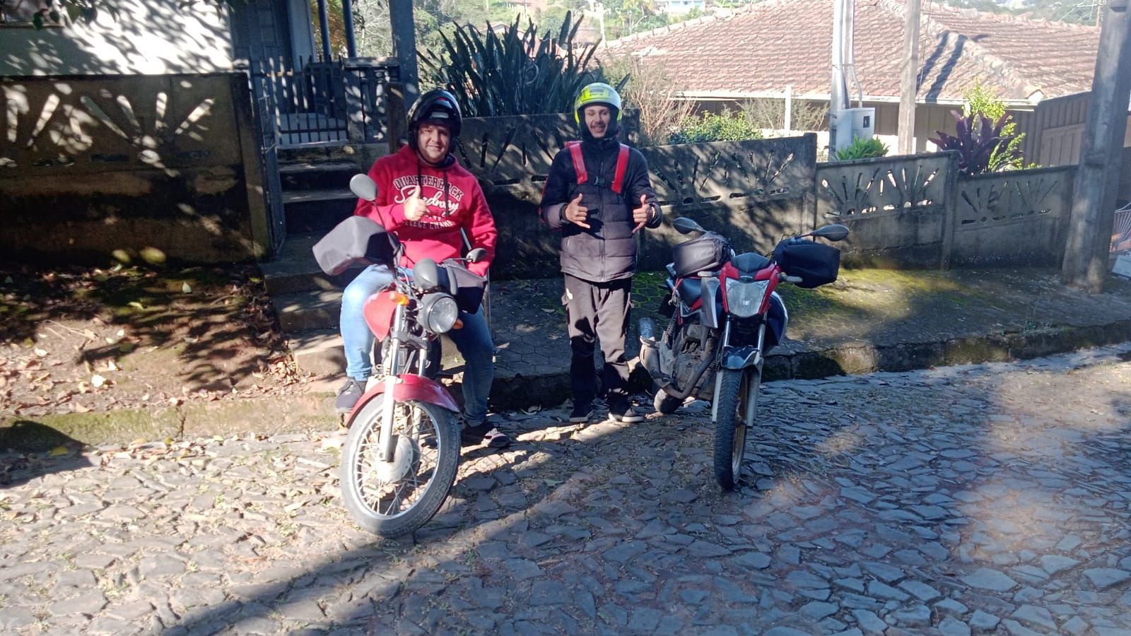 Motoboy usando Luvas Fixas na Moto G7