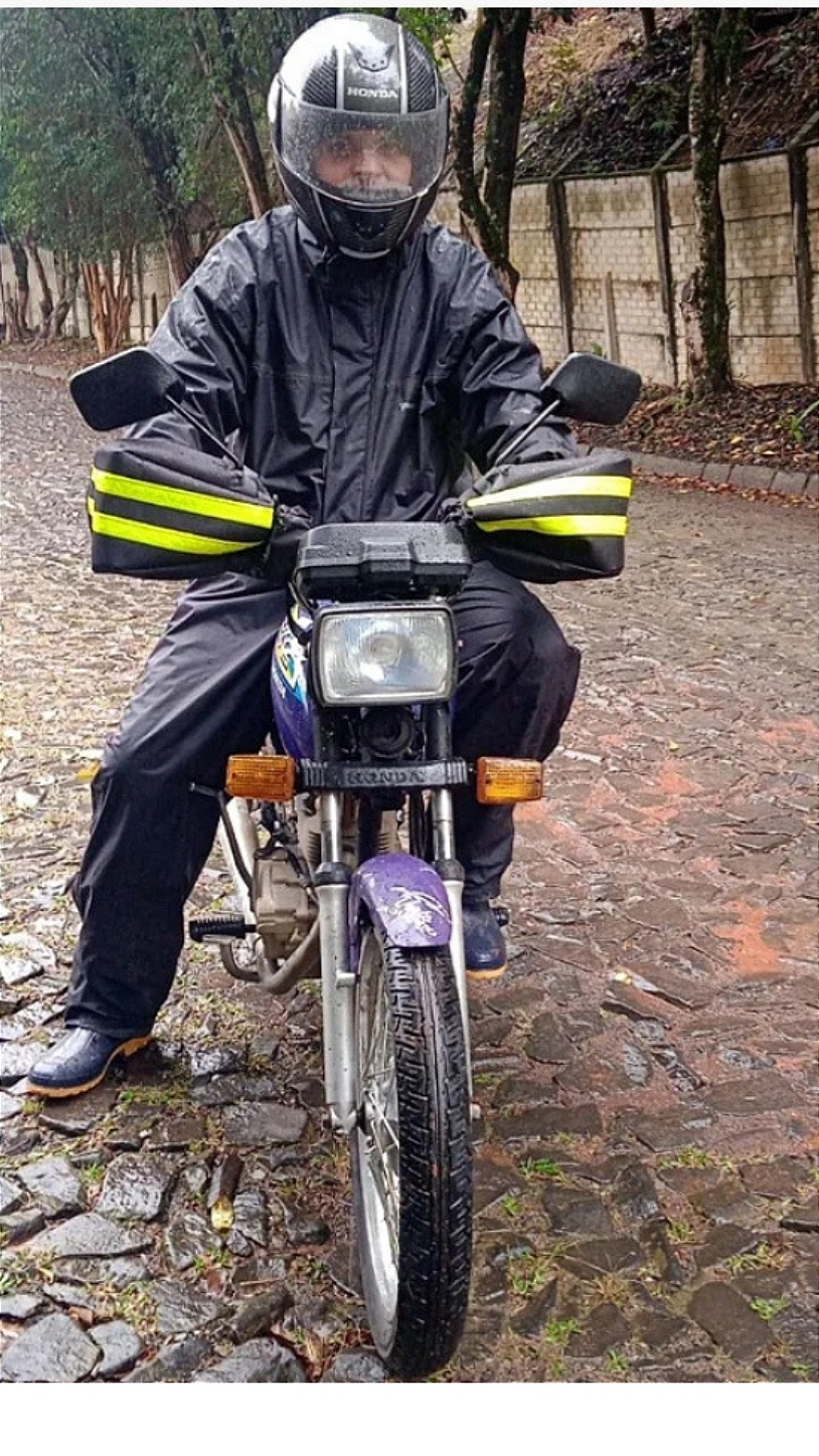 Motoboy usando Luvas Fixas na Moto G7