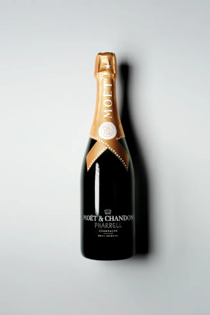 CHAMPAGNE MOET & CHANDON X PHARRELL WILLIAMS CASE GOLD EDIÇÃO