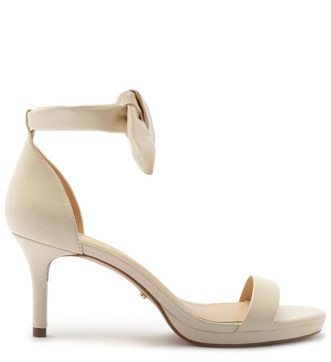 sandalia salto fino baixo arezzo