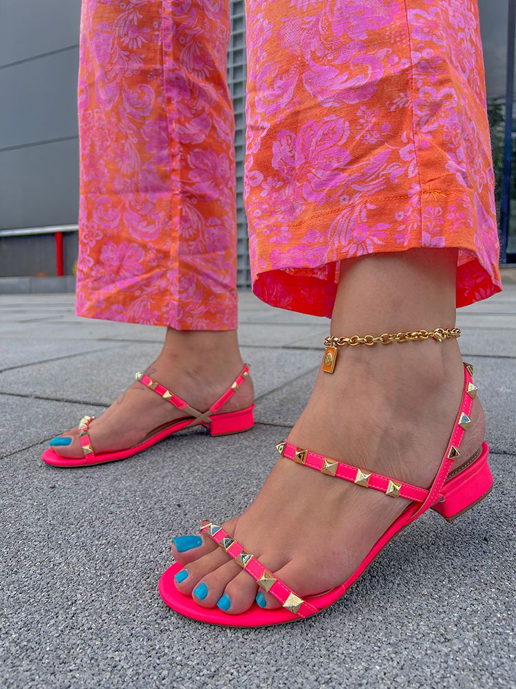 Sandália Glória Salto Baixo Pink Neon - Laura's Boutique - Sapatos  Exclusivos