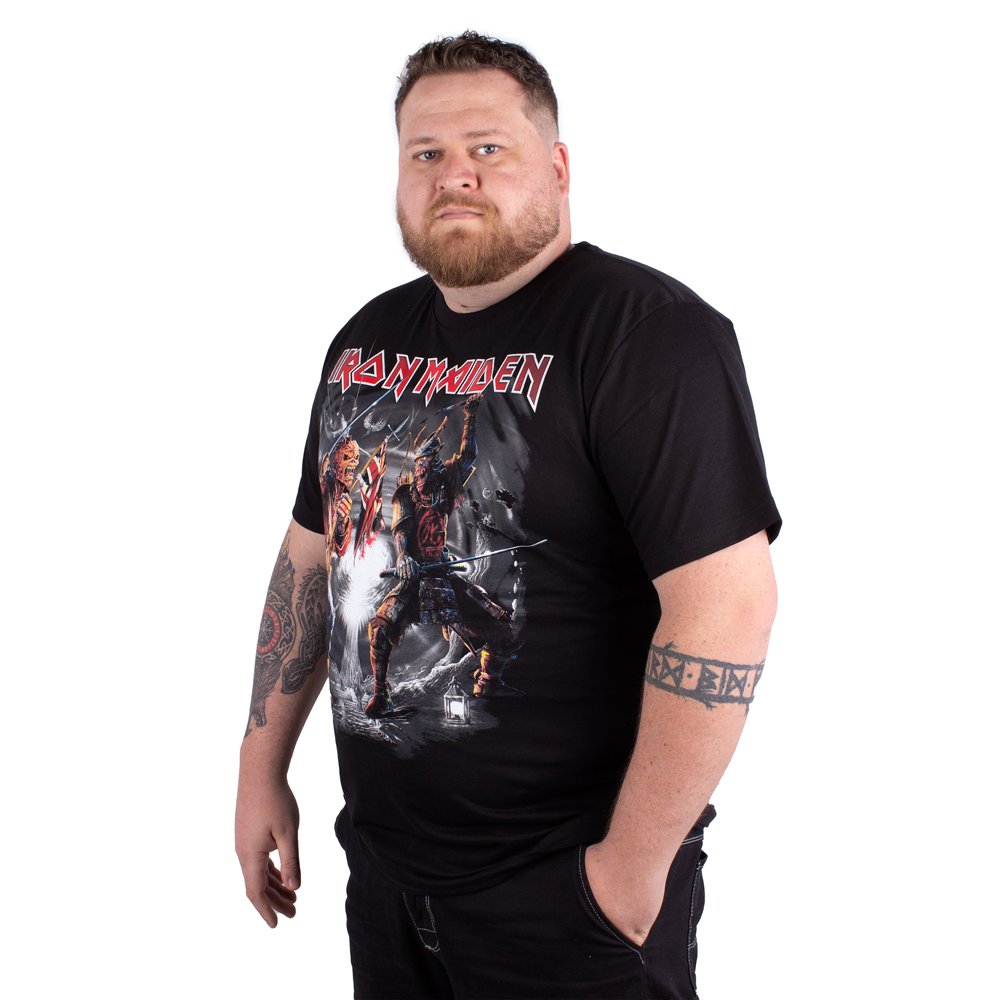 Camiseta Plus Size Iron Maiden The Trooper Vs Senjutsu - Preta