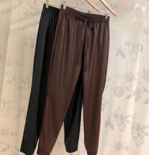 calça jogger couro eco