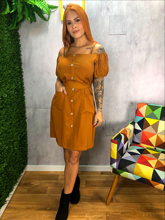 vestido amarelo com sapato vermelho