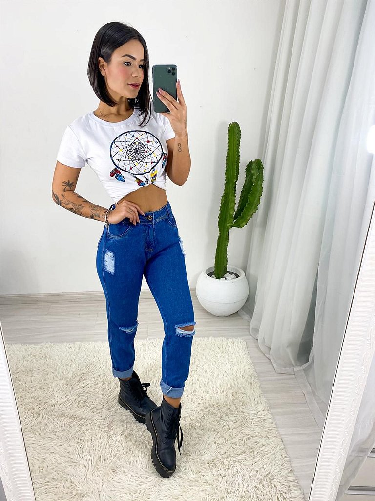 calça jeans rasgada na coxa