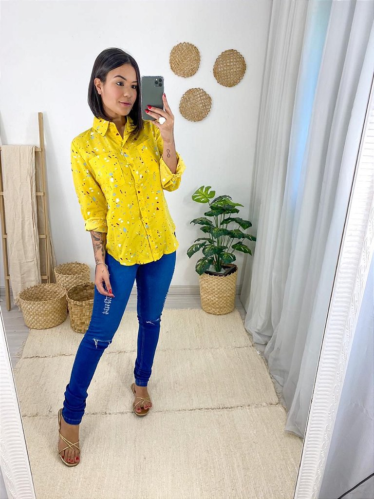 calça jeans rasgada na coxa