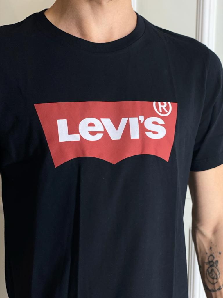 camiseta levis estampada
