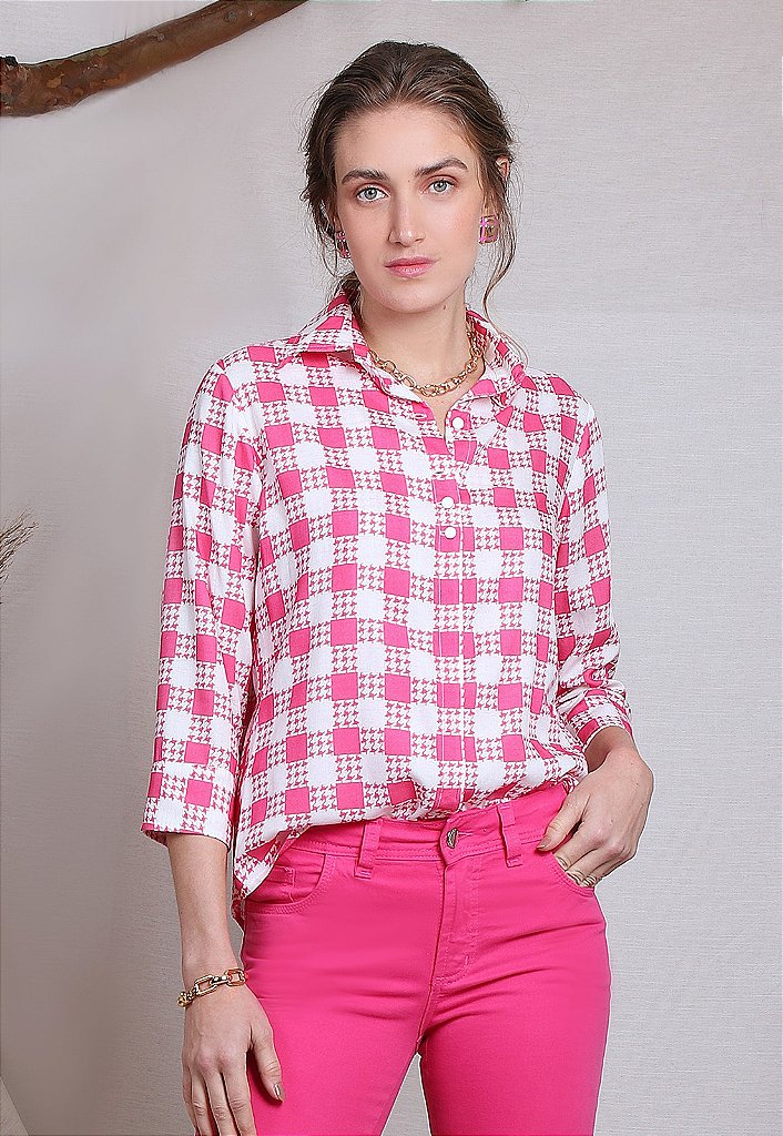 Camisa Regular em Linho com Estampa Xadrez Vichy Bege/ Rosa