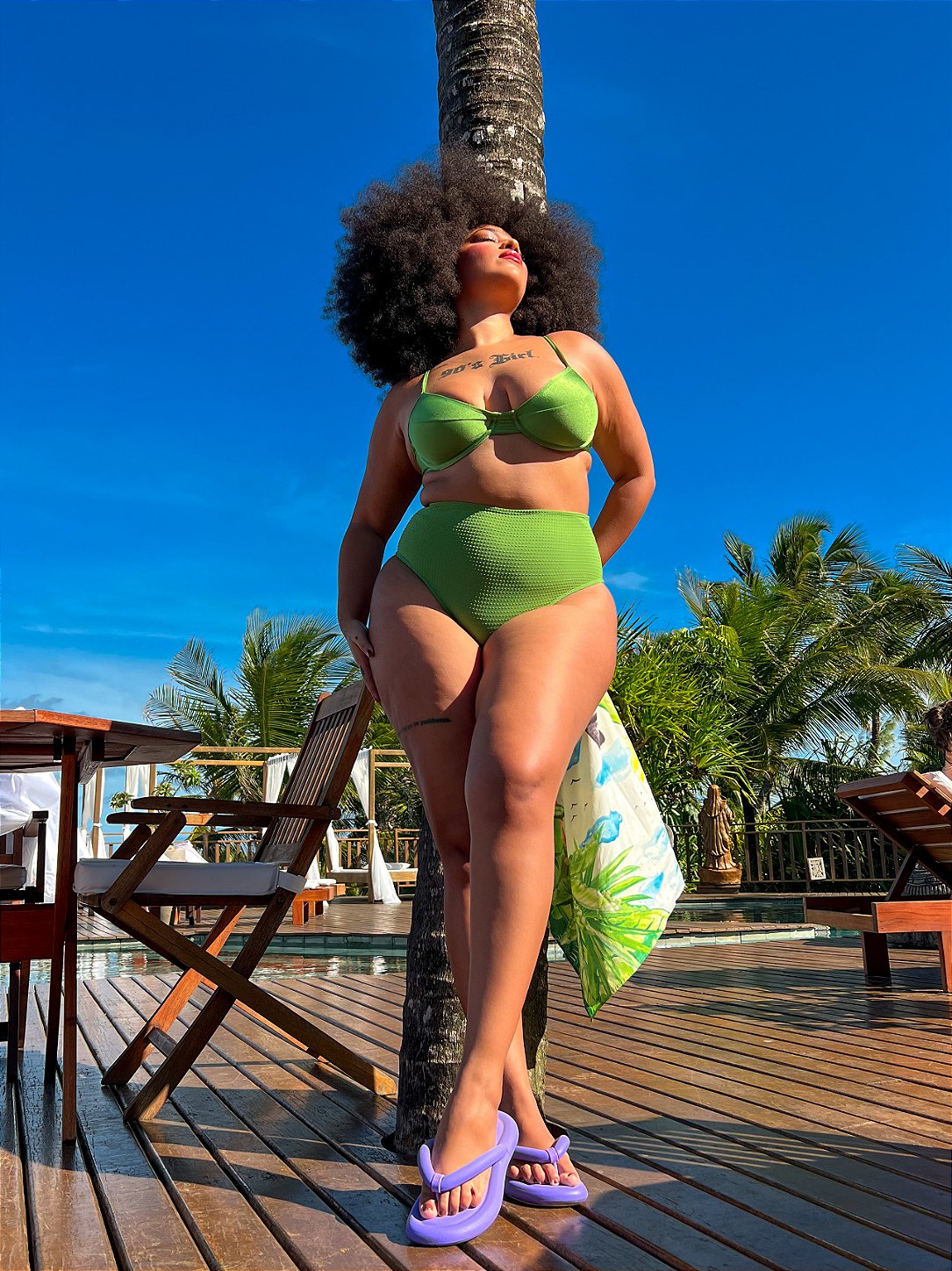 modelo na praia usando biquíni top meia taça e hot pants verde limão 