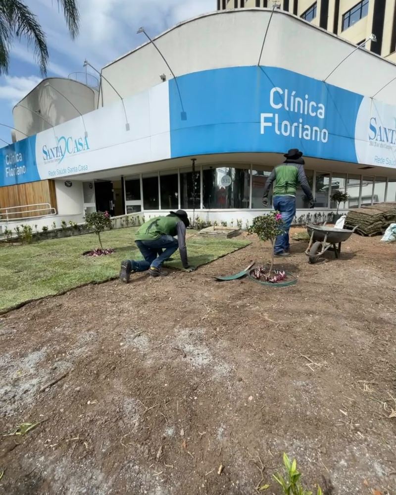 Preparo do terreno para o jardim da Clínica Floriano