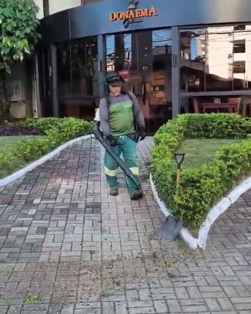 Limpeza dos canteiros do restaurante Dona Ema