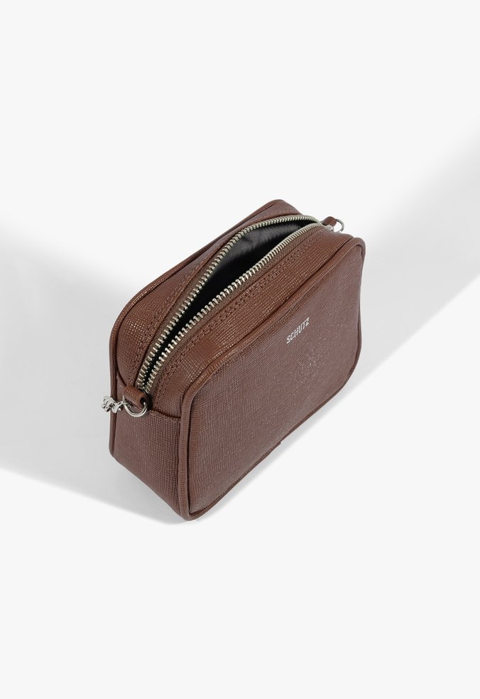 Bolsa Tiracolo Lully Pequena Logo Corrente Prata Schutz Marrom